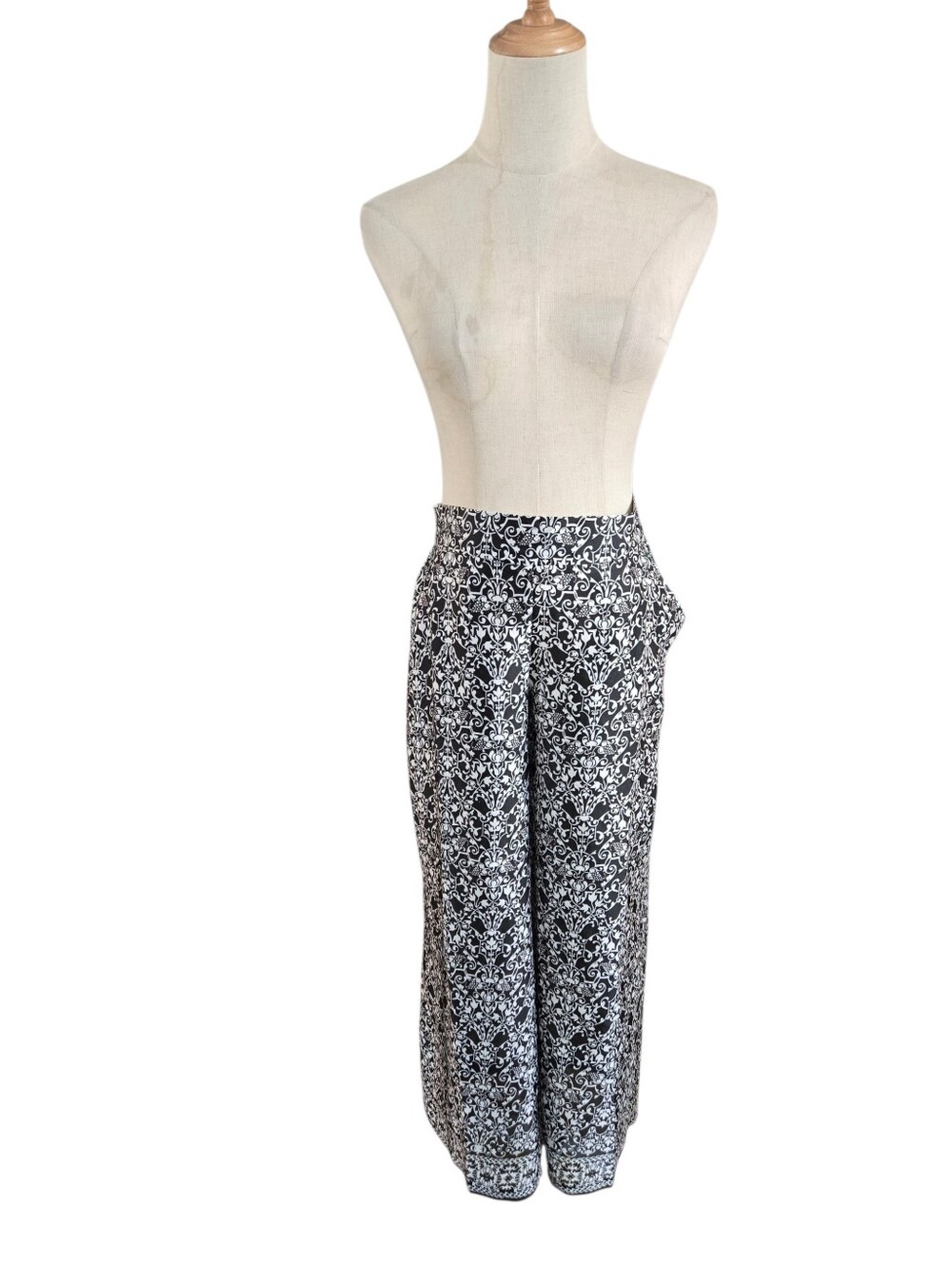 Max Studio Black & White Scroll-Print Wide-Leg Cropped Pants